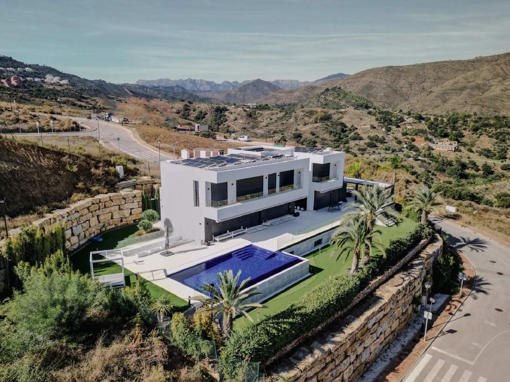 Front facade of new-build 5-bedroom villa in La Cala Golf, Mijas