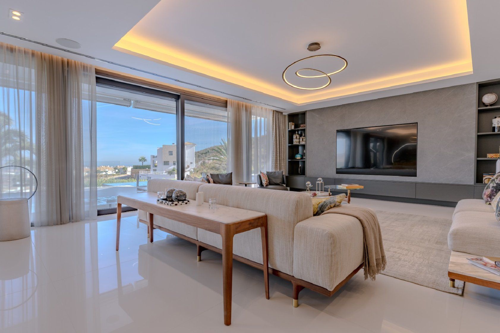 En-suite bathroom with freestanding bath in 5-bedroom villa, La Cala Golf