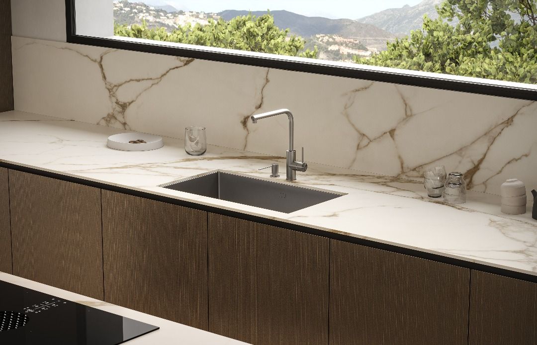Bathroom with contemporary fittings in 4-bedroom apartment, La Quinta, Benahavis