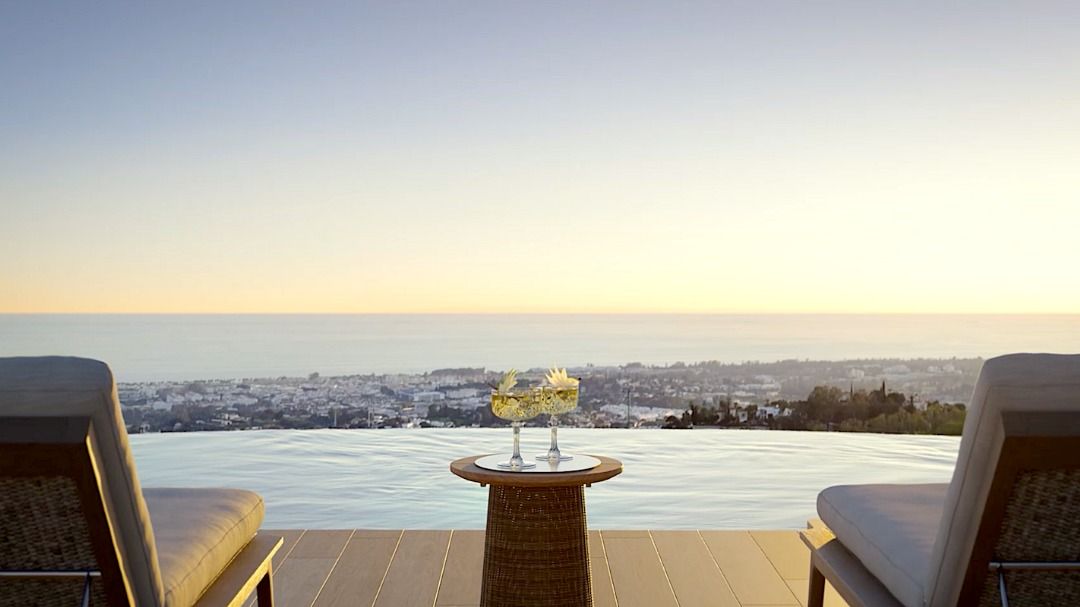 Open living space with polished floor finish in La Quinta penthouse, Benahavis