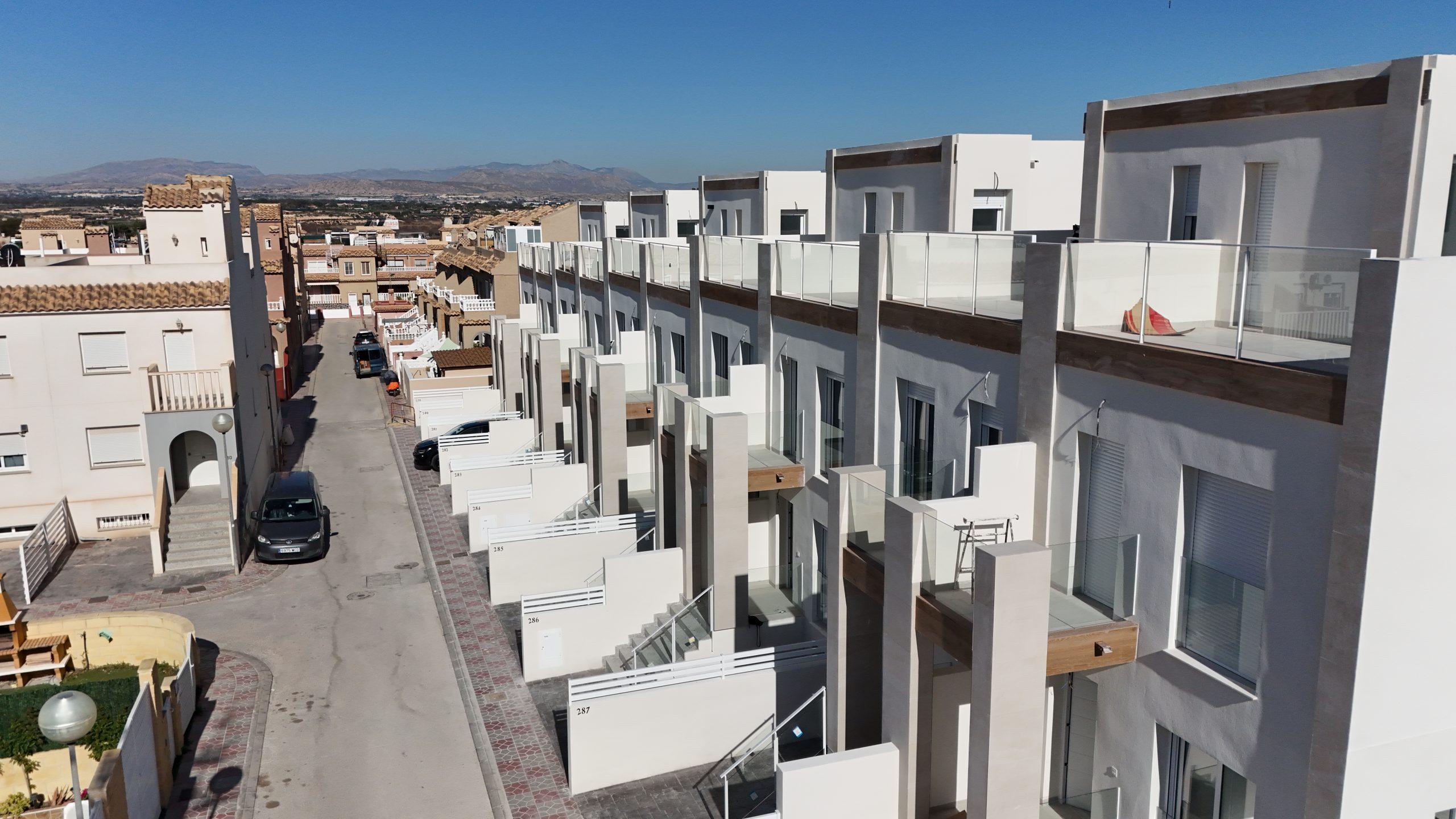 Upper solarium terrace with open sky aspect, new-build townhouse, Monte y Mar Bajo