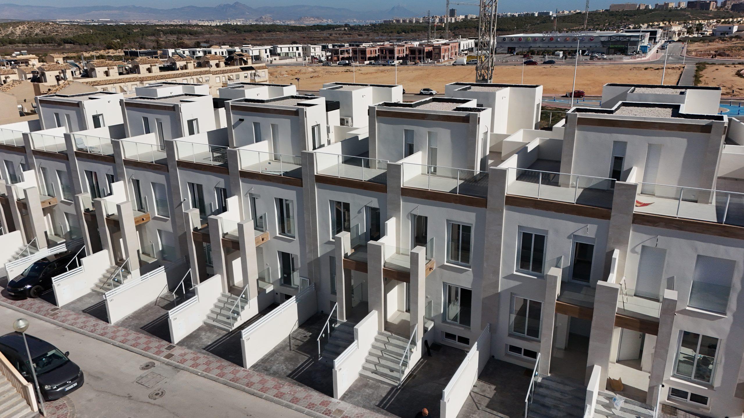 Kitchen units and integrated appliances in 2-bedroom new-build townhouse, Monte y Mar Bajo