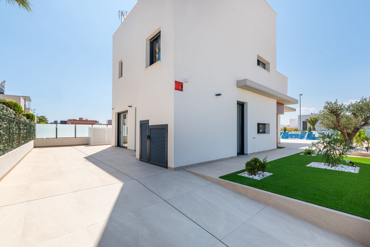 Ground-floor exterior access and main entrance, new-build villa, Campoamor