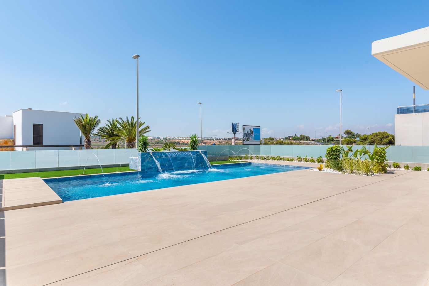 Fitted kitchen with contemporary units in 3-bedroom new-build villa, Campoamor