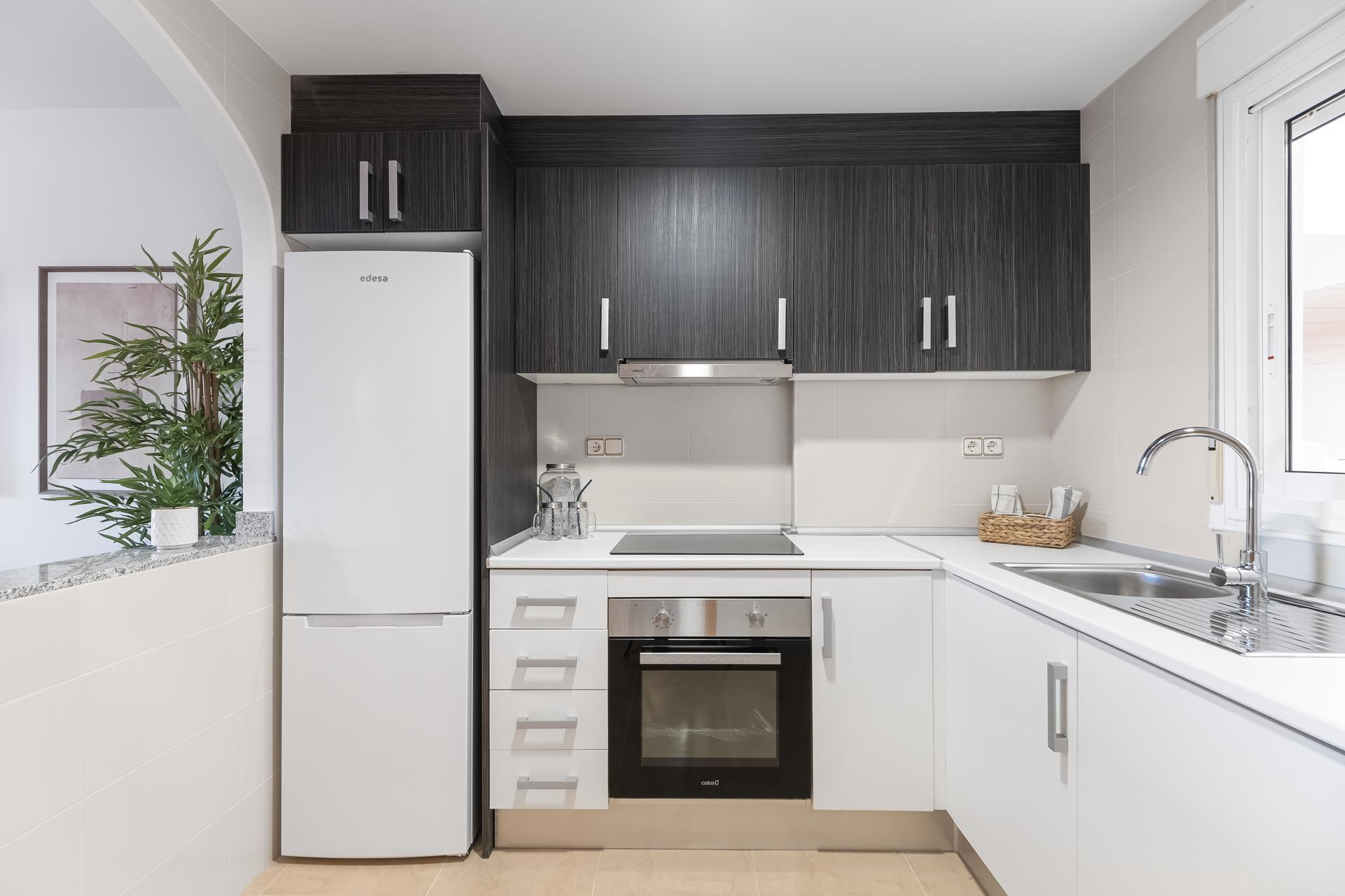 Fitted kitchen cabinets and hob in new-build apartment, Lomas de Cabo Roig