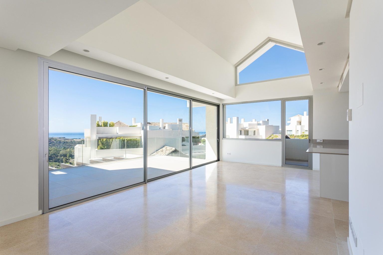 Main bathroom with full suite in 3-bathroom new-build apartment, Montemayor-Marbella Club