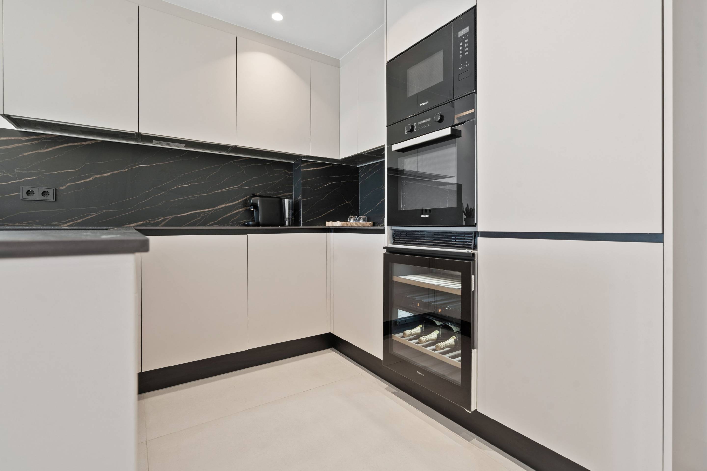 Bathroom with large-format tiles in 4-bedroom apartment, Paraiso-Barronal