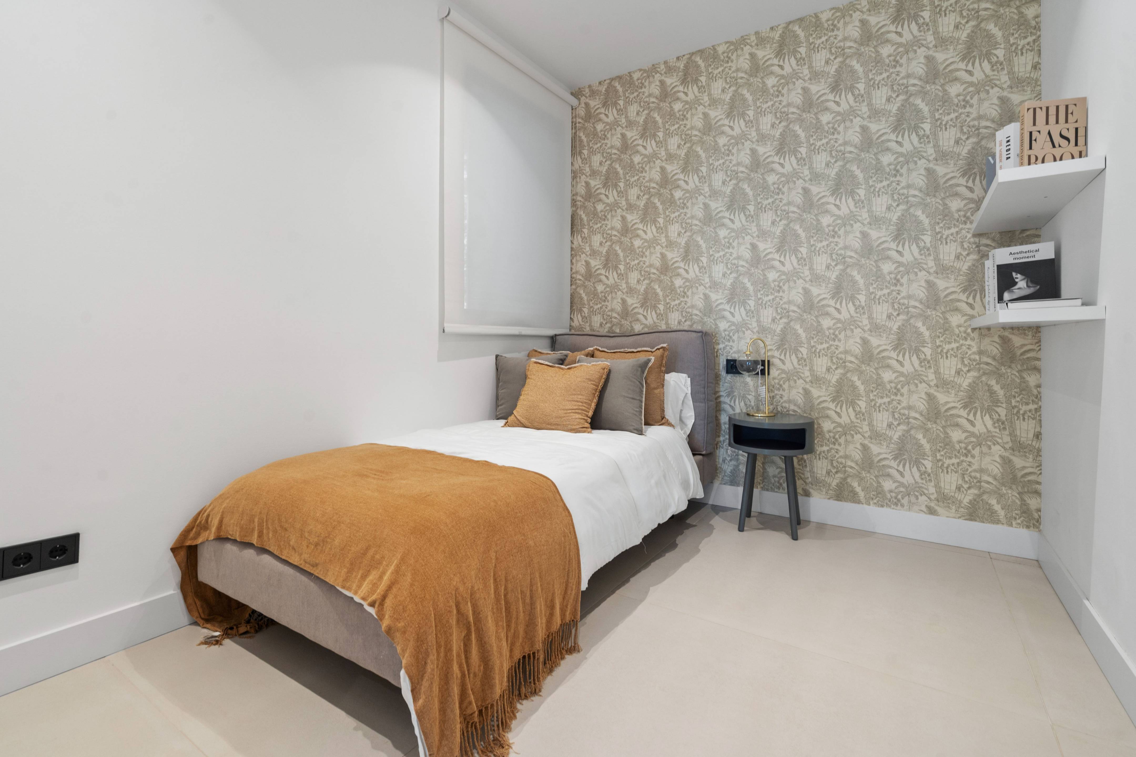 Bathroom with contemporary fittings in 4-bedroom apartment, Paraiso-Barronal
