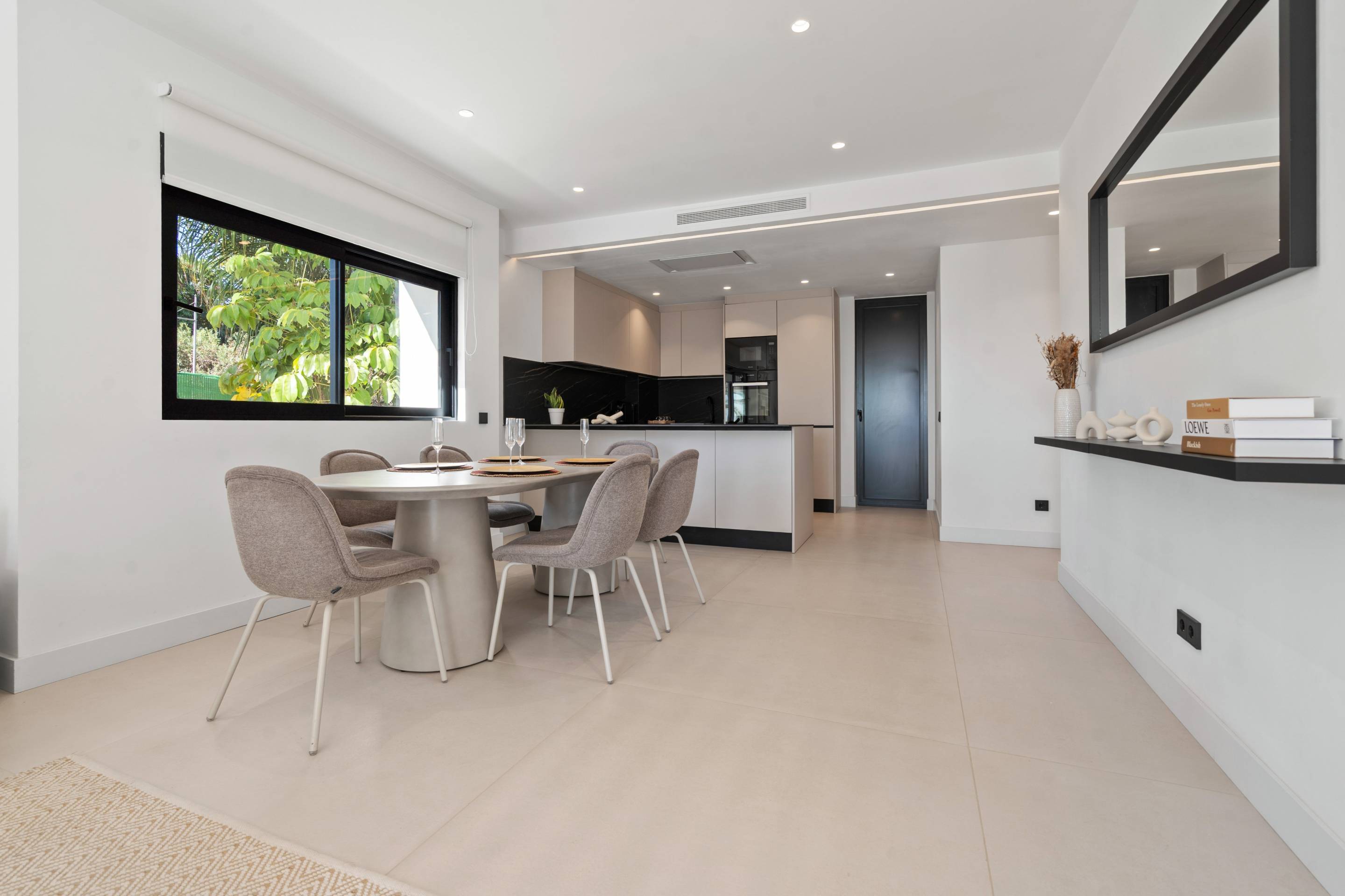Dining area adjacent to kitchen in 3-bedroom penthouse, Paraiso-Barronal, Estepona