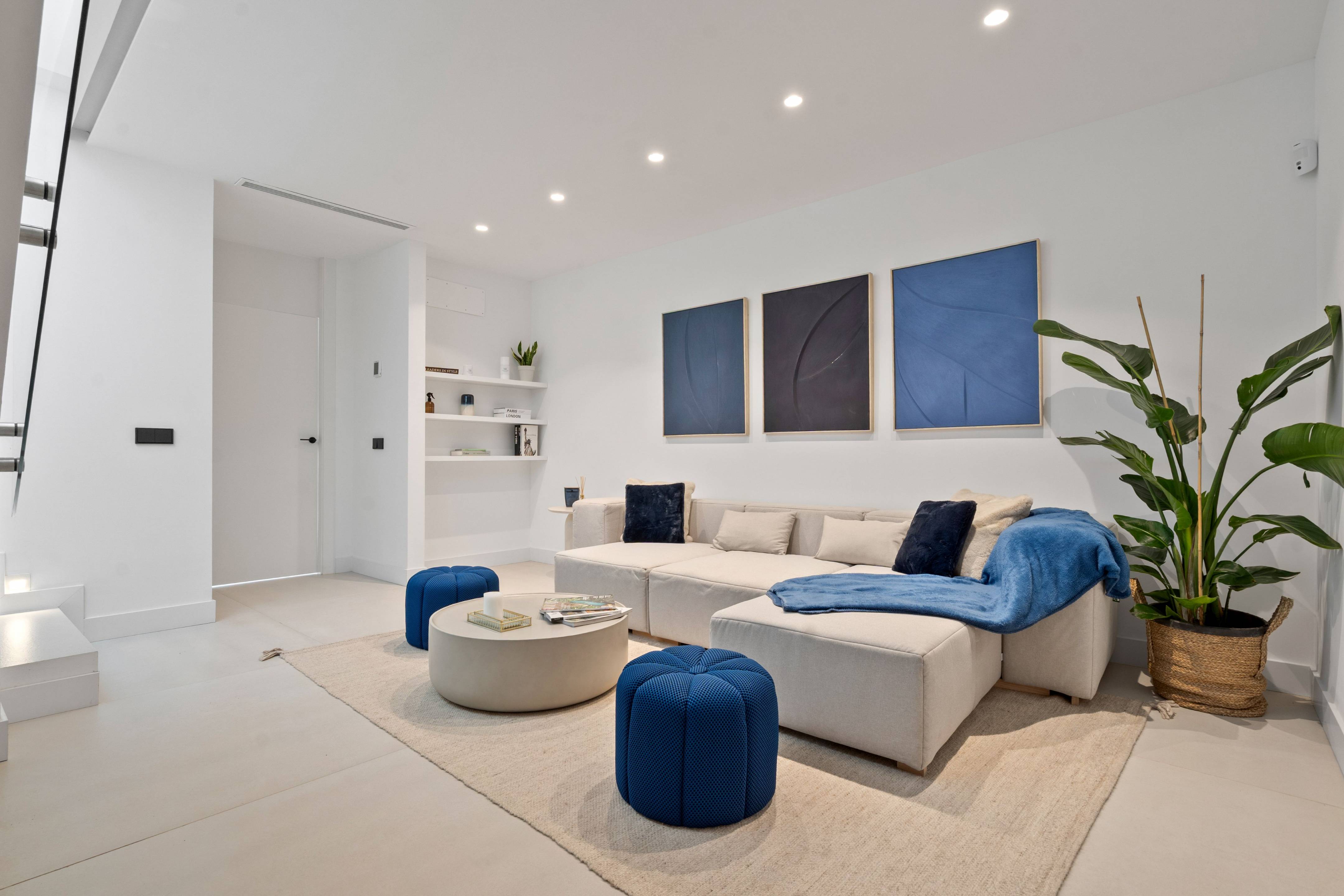 Rooftop solarium with outdoor seating in 3-bedroom penthouse, Paraiso-Barronal