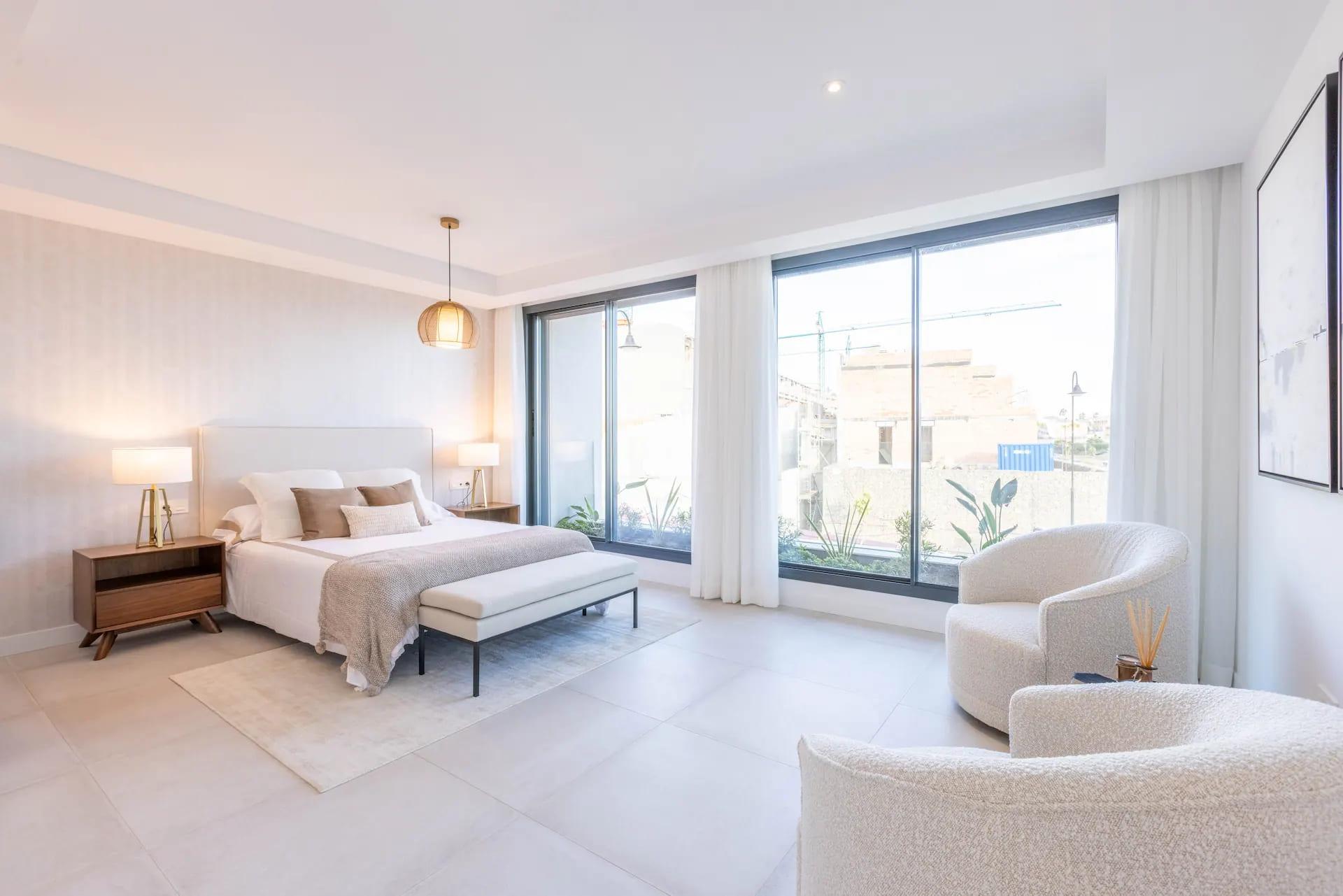 Main bedroom with built-in wardrobes in 3-bedroom townhouse, Calaburra, Mijas