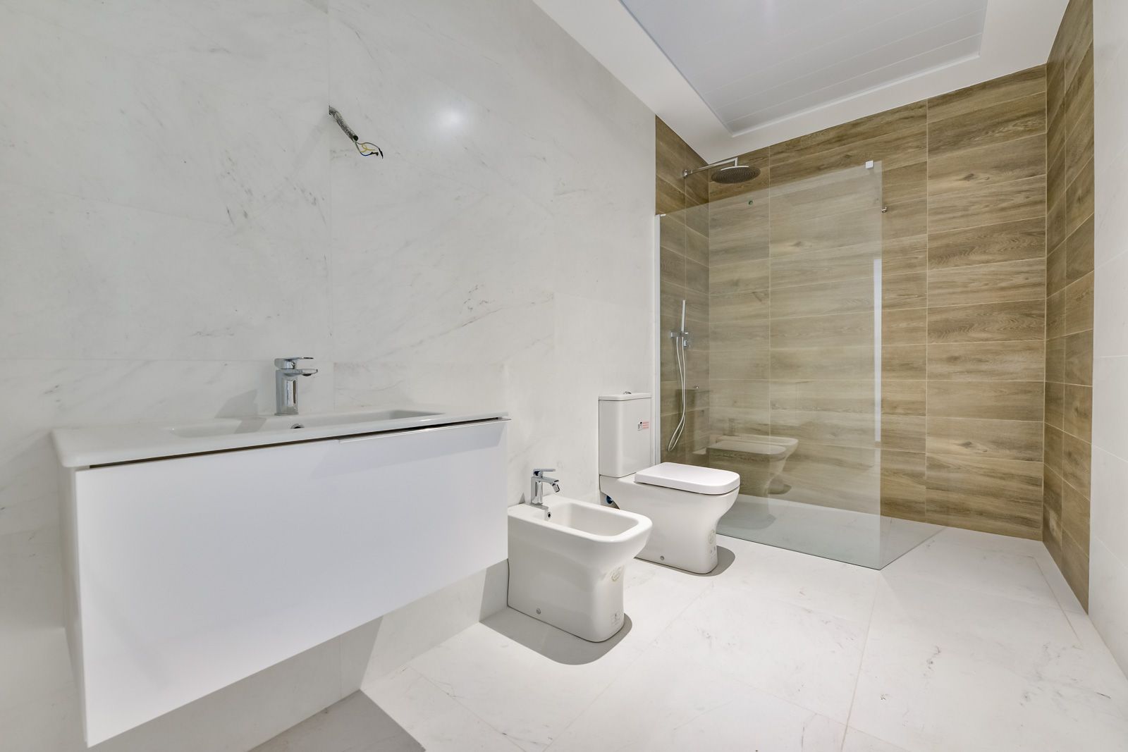Bathroom with walk-in shower and porcelain tiling, Golf Bahía villa, Finestrat