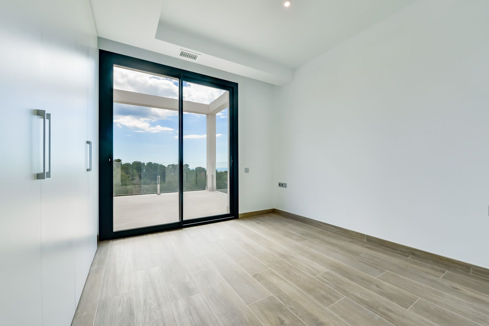 Third bedroom interior in 7-bedroom villa, Golf Bahía, Finestrat