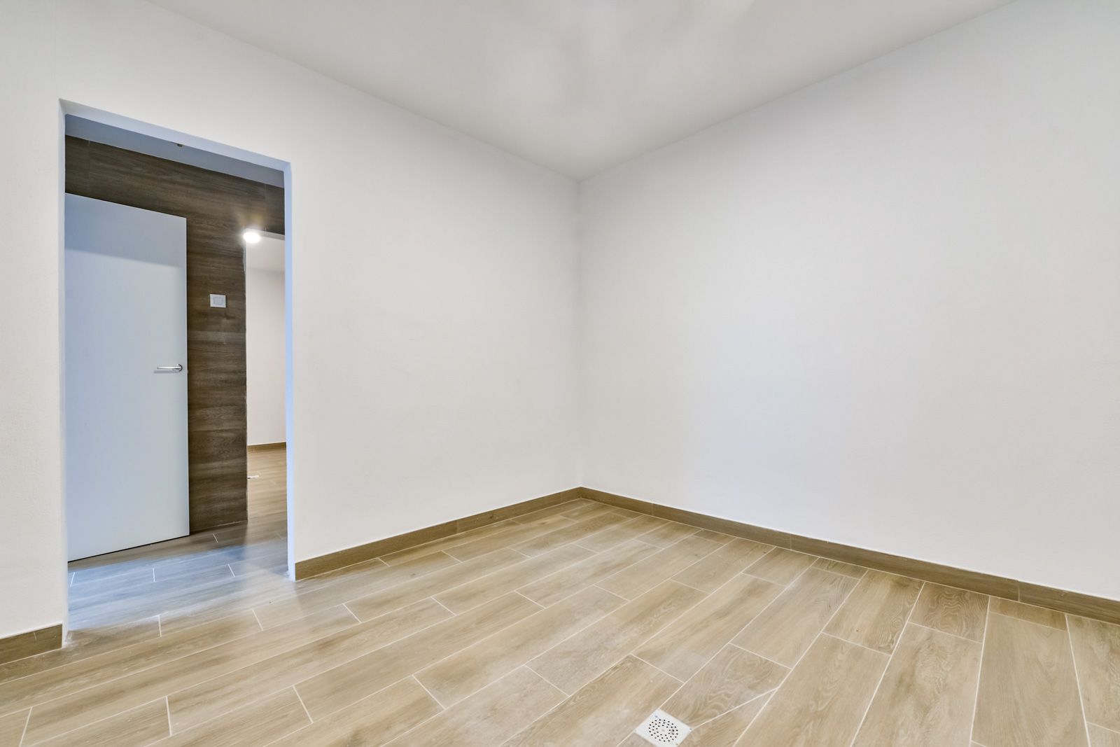 Hallway and staircase with glass balustrade in Golf Bahía villa, Finestrat