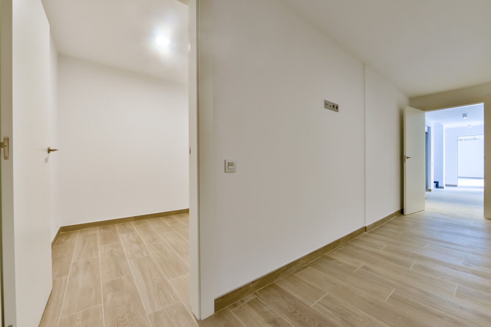 Living area with floor-to-ceiling windows in Golf Bahía villa, Finestrat