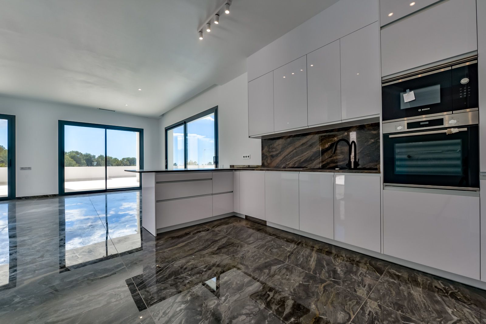 Bathroom with walk-in shower in new-build villa, Golf Bahía, Finestrat