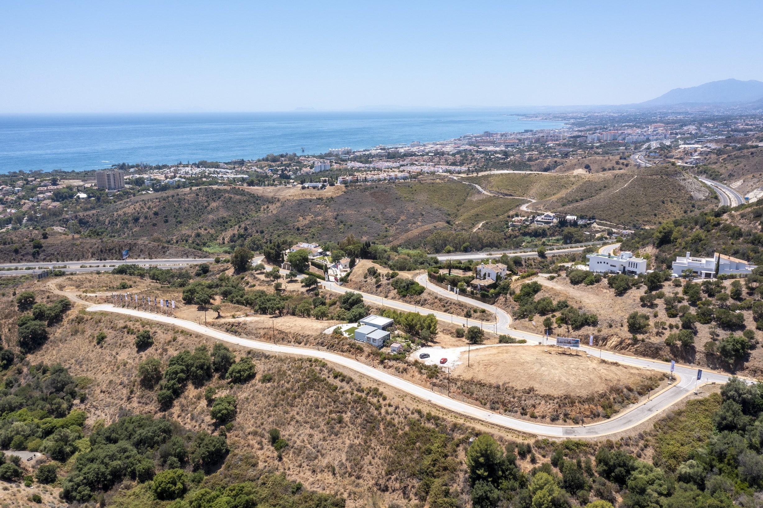 Second bedroom with large window in 3-bedroom new-build penthouse, Alto de los Monteros