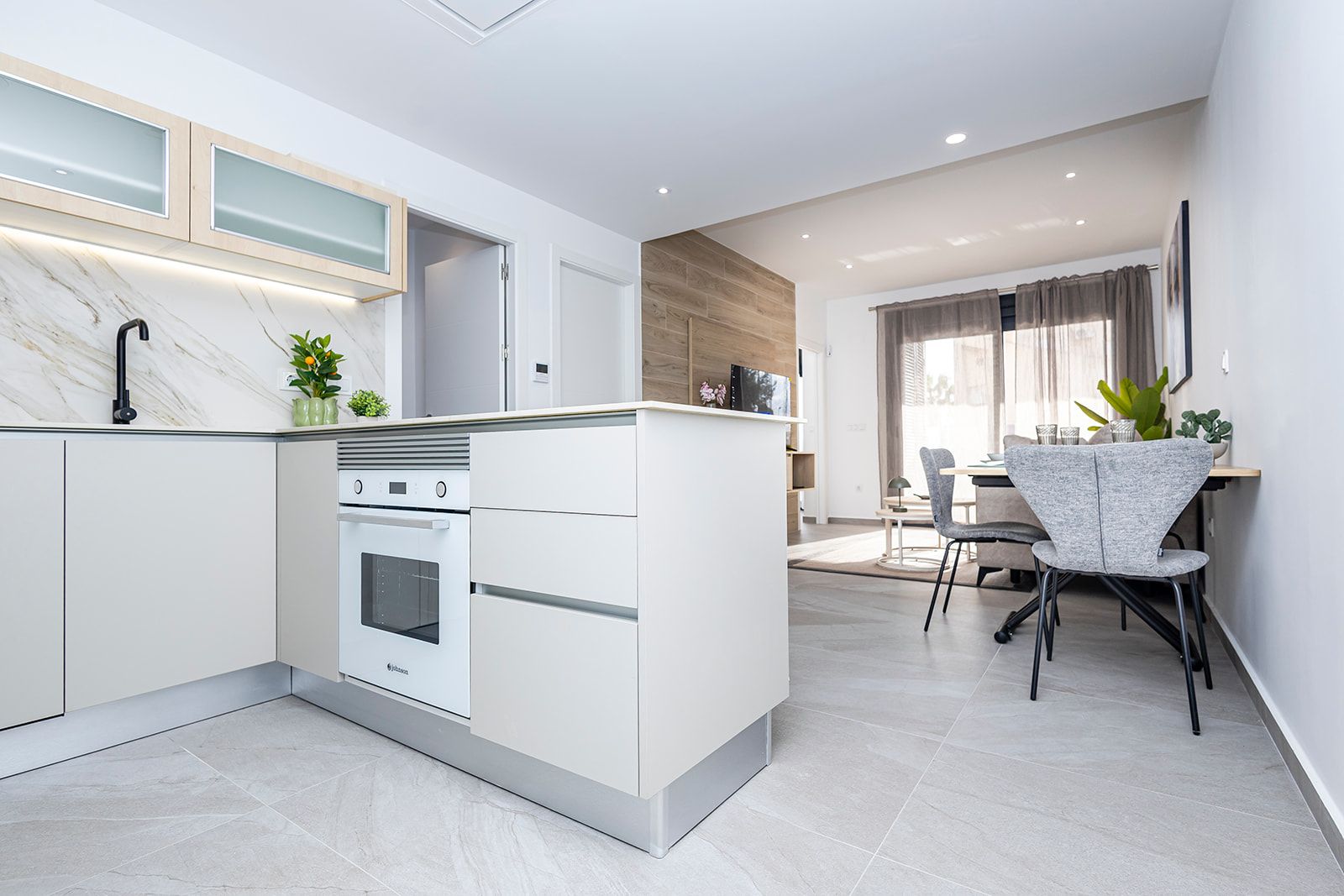 Bathroom tiling and fittings, 2-bedroom apartment, Torrevieja