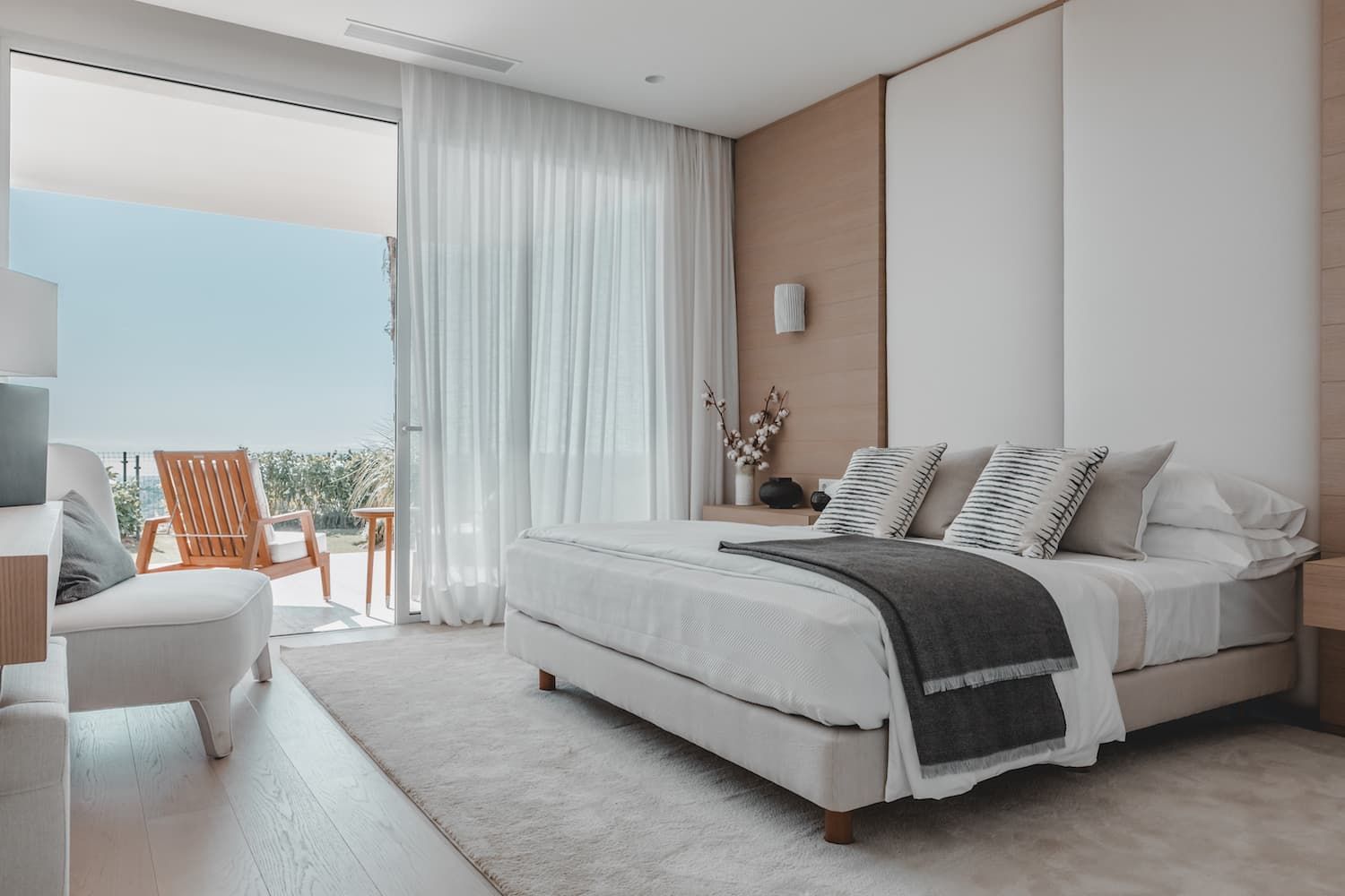 Private terrace or outdoor area adjoining ground-floor apartment, Montemayor-Marbella Club