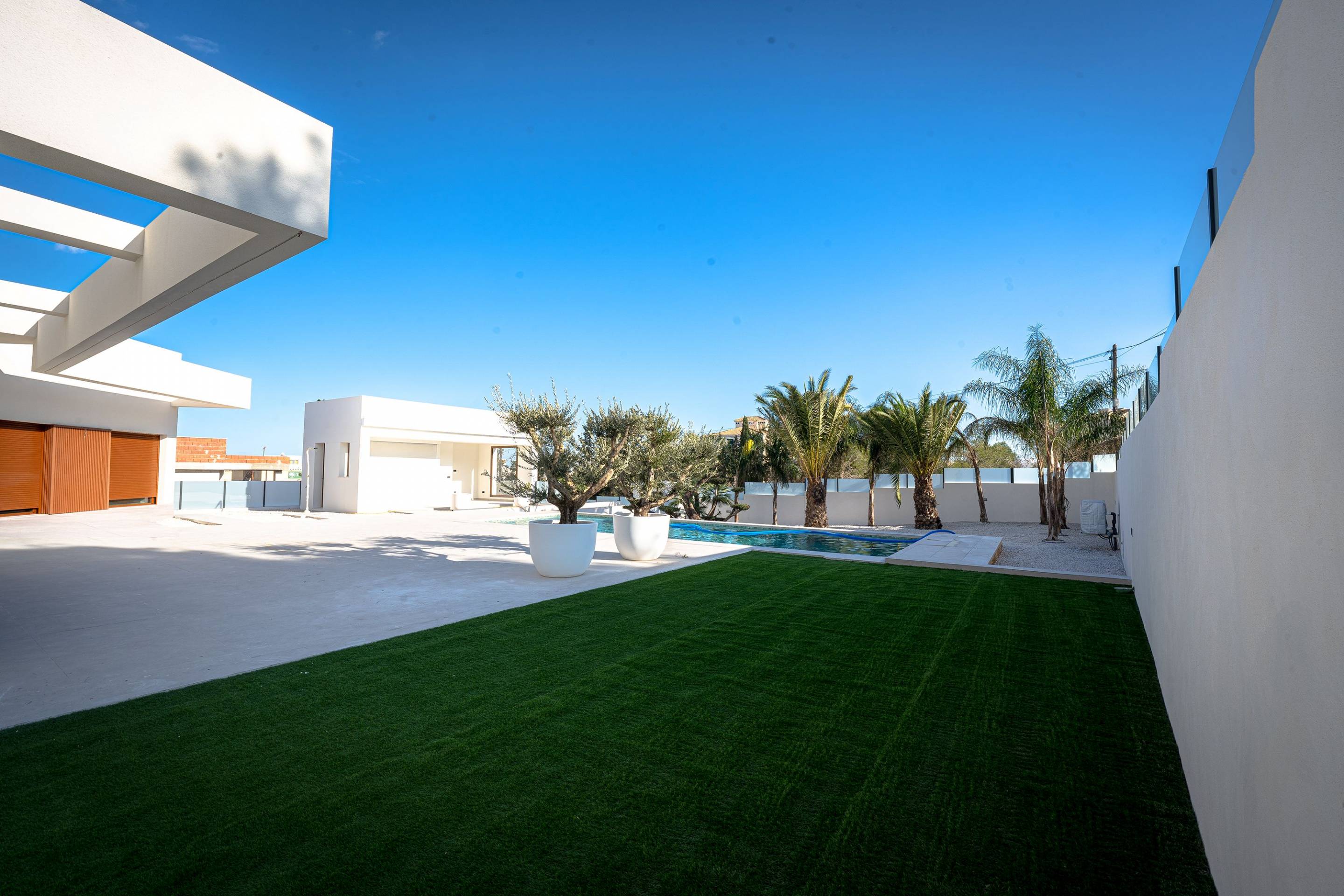 Fitted kitchen with modern appliances and island unit, 4-bedroom villa, La Marquesa