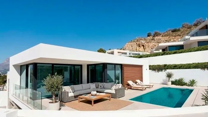 Open-plan living and dining area with porcelain tile flooring, 3-bedroom villa, Rincón de Loix, Benidorm