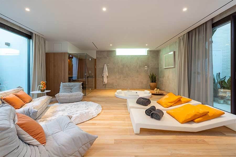 Open-plan living area with floor-to-ceiling glazing in 4-bedroom new-build villa, El Higuerón