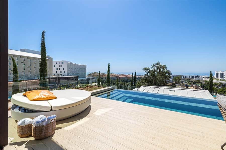 Open-plan kitchen and dining area in new-build villa, El Higuerón, Fuengirola