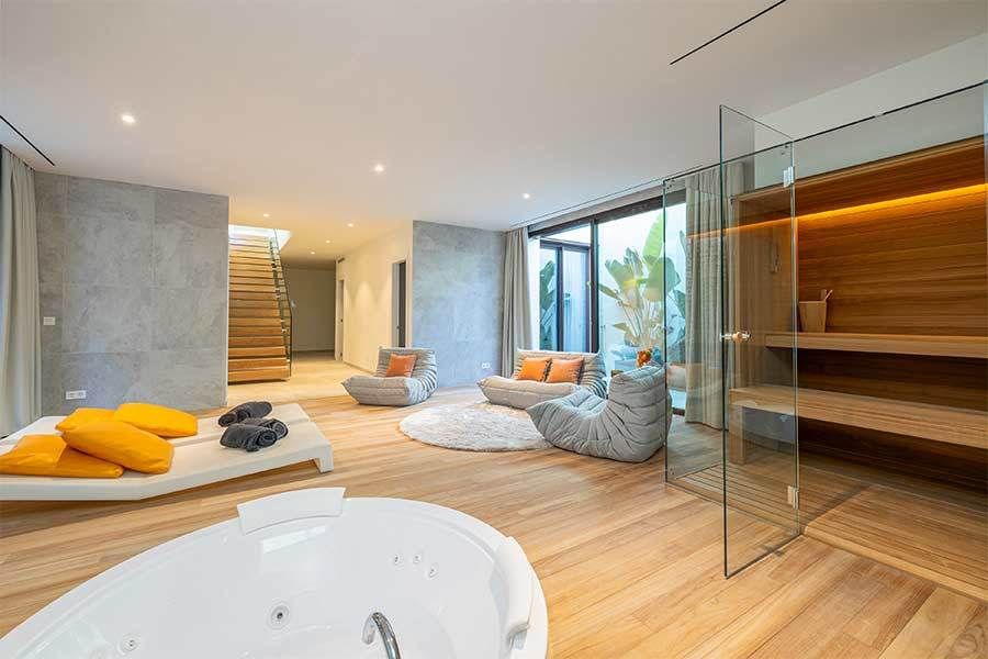 En-suite bathroom with contemporary fittings in new-build villa, El Higuerón
