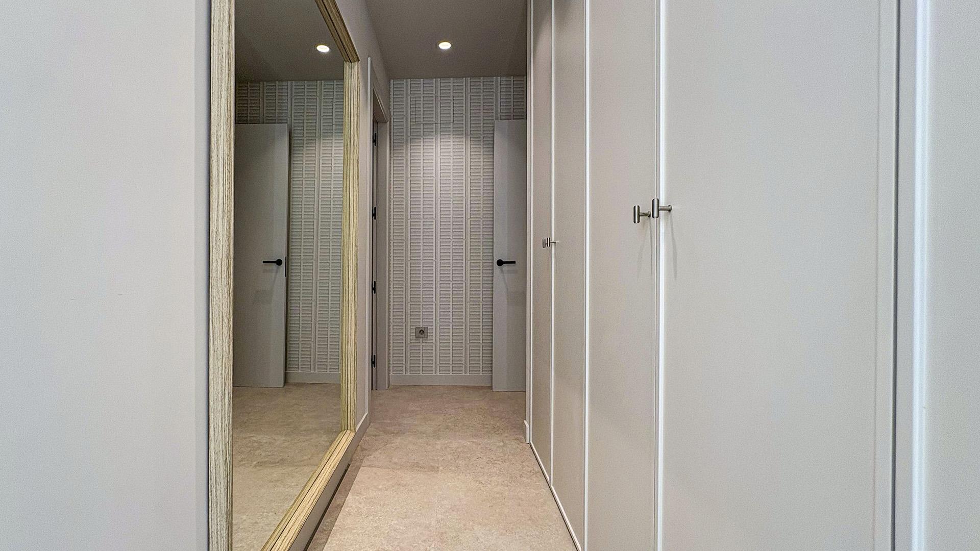 Family bathroom with tiled walls and floor, new-build villa, Rojales