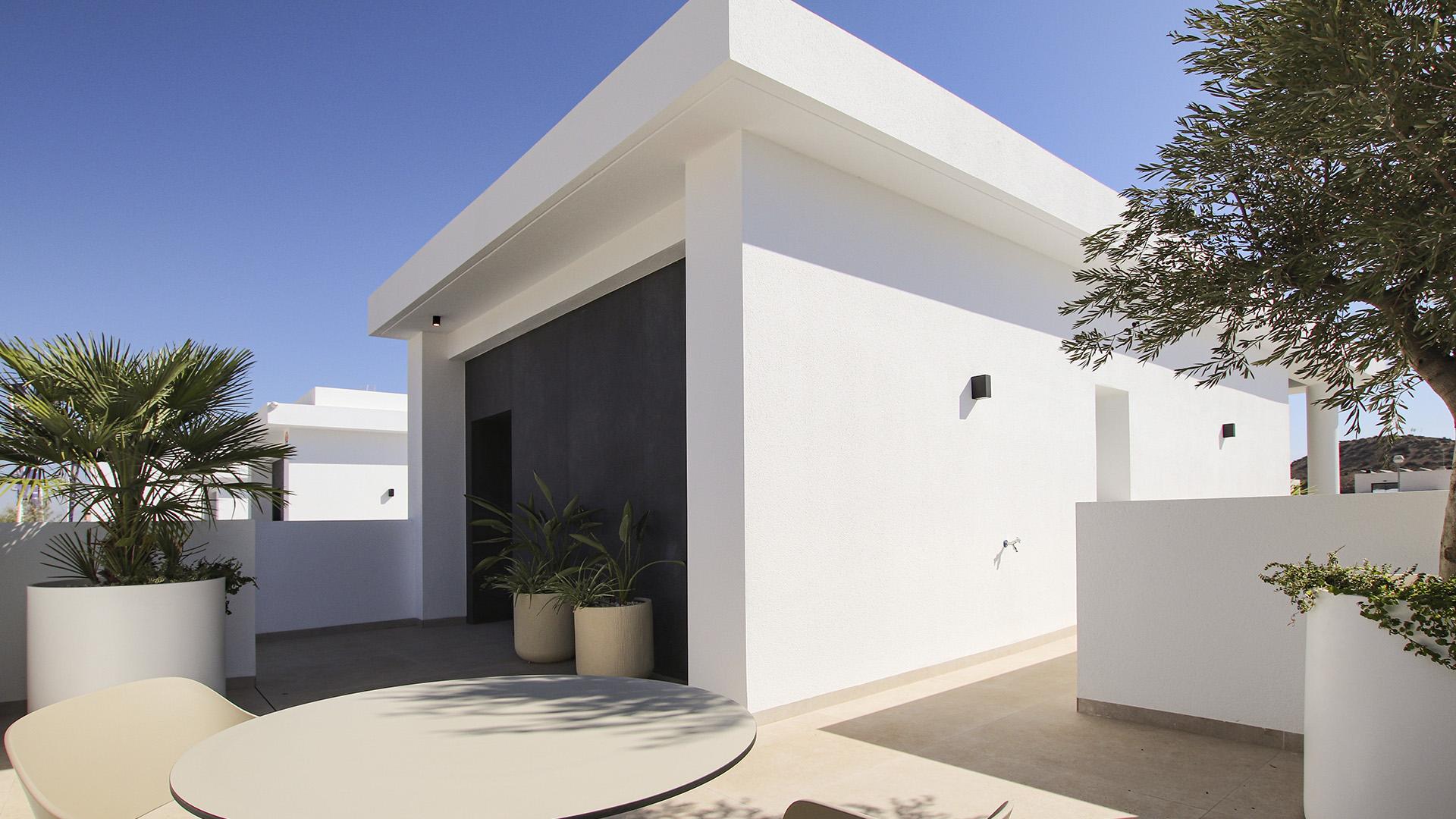 Second bathroom with bath and tiled walls, 4-bedroom villa, Rojales