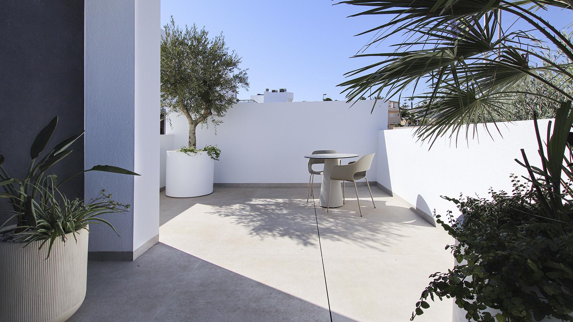 Open-plan kitchen and dining space, new-build villa, Ciudad Quesada