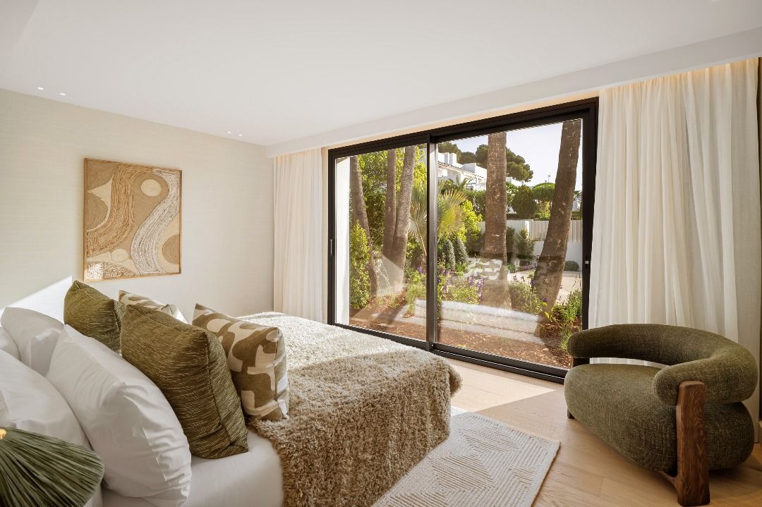Floor-to-ceiling glazing in main living area, new-build villa in Aloha