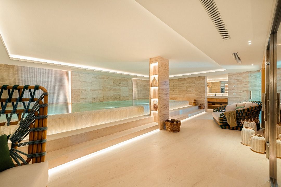 Open-plan living and dining area with floor-to-ceiling glazing, Aloha villa