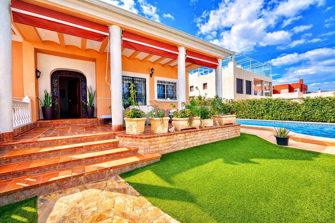 Ground-floor living room with tiled flooring in 6-bedroom villa, Los Europeos