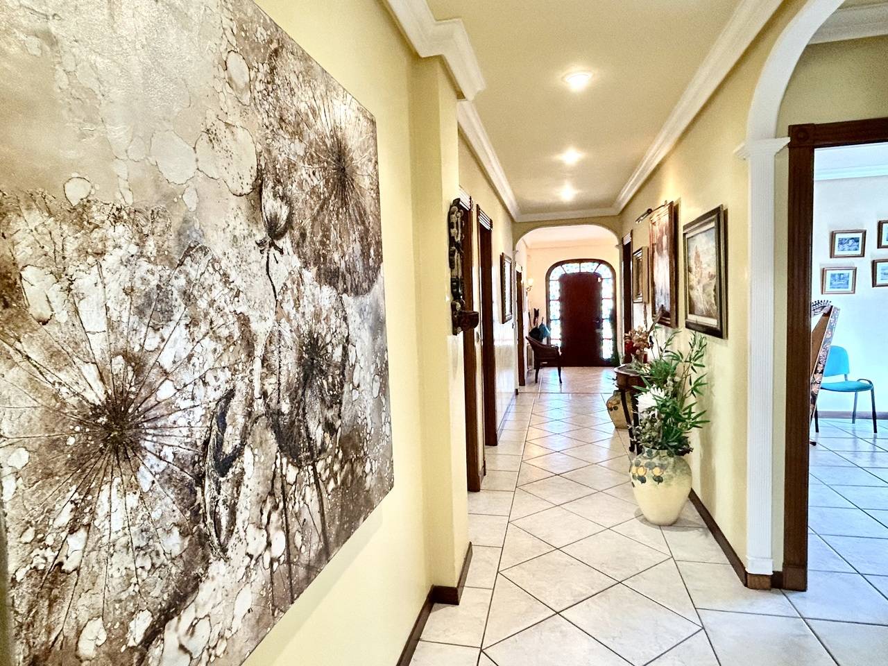 Side garden and pathway in 6-bedroom villa, Los Europeos