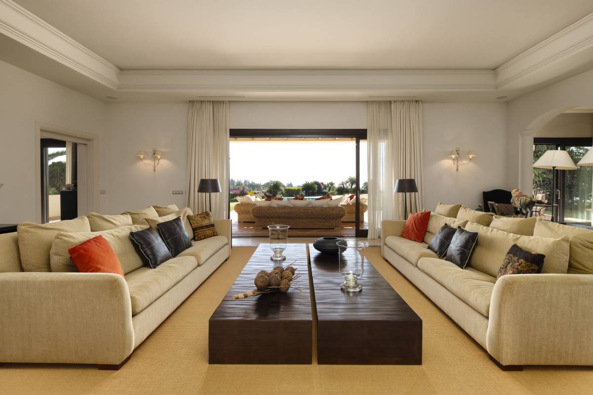 Open-plan living area with marble floors and high ceilings in 5-bedroom villa, Las Lomas de Río Verde