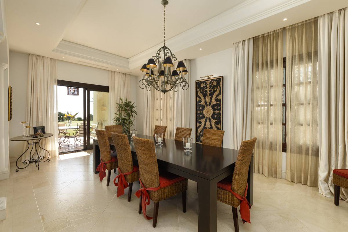 Separate dining room with high ceilings in 5-bedroom villa, Las Lomas de Río Verde, Marbella