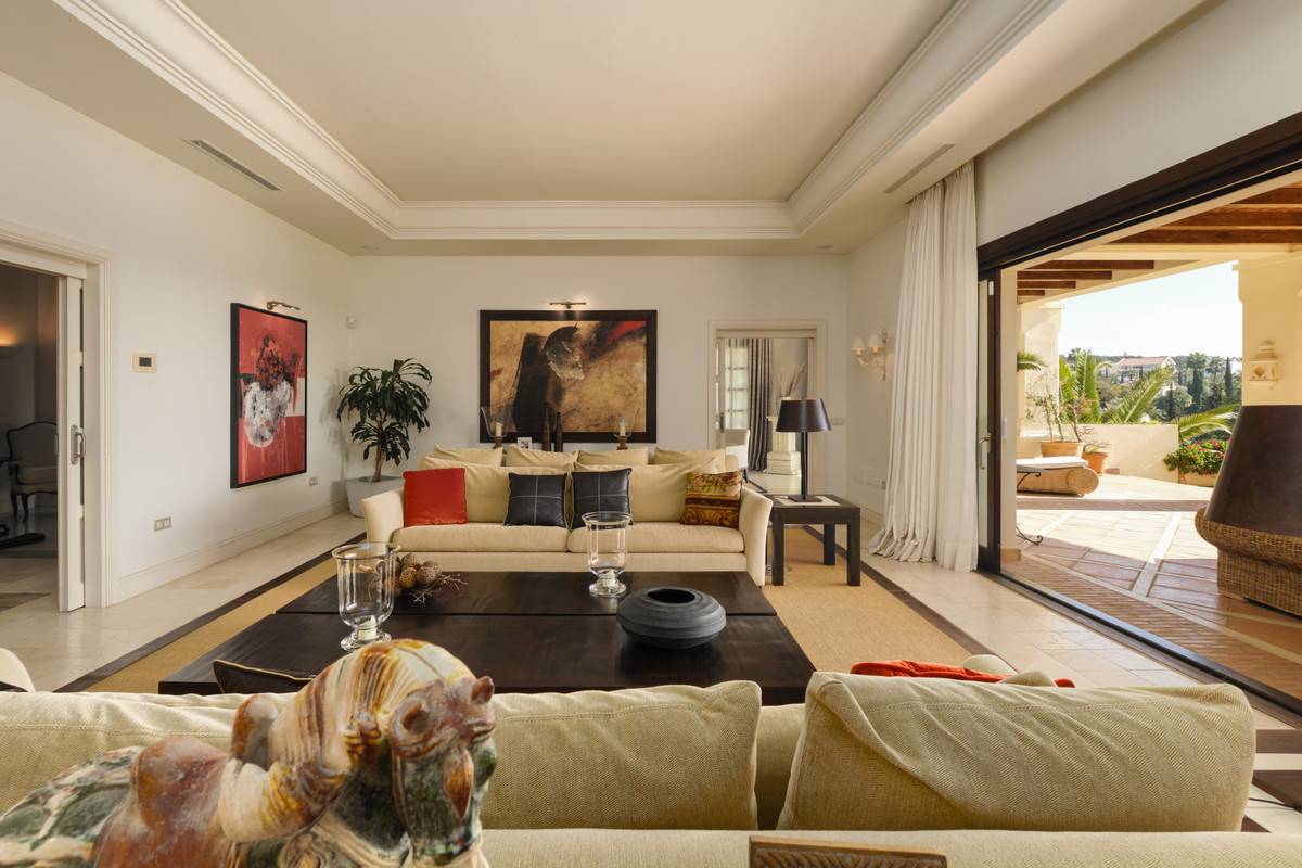 Fully fitted modern kitchen with integrated appliances in 5-bedroom villa, Las Lomas de Río Verde