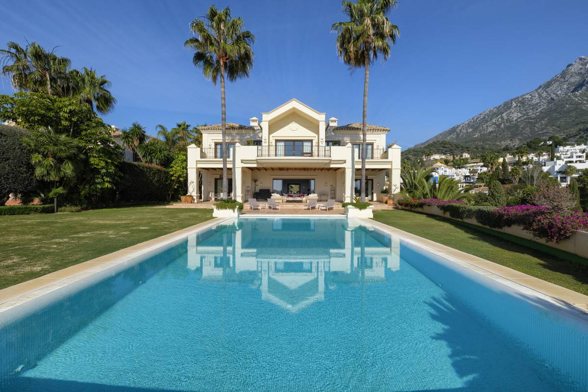 Guest bedroom with fitted furniture in 5-bedroom villa, Las Lomas de Río Verde, Marbella