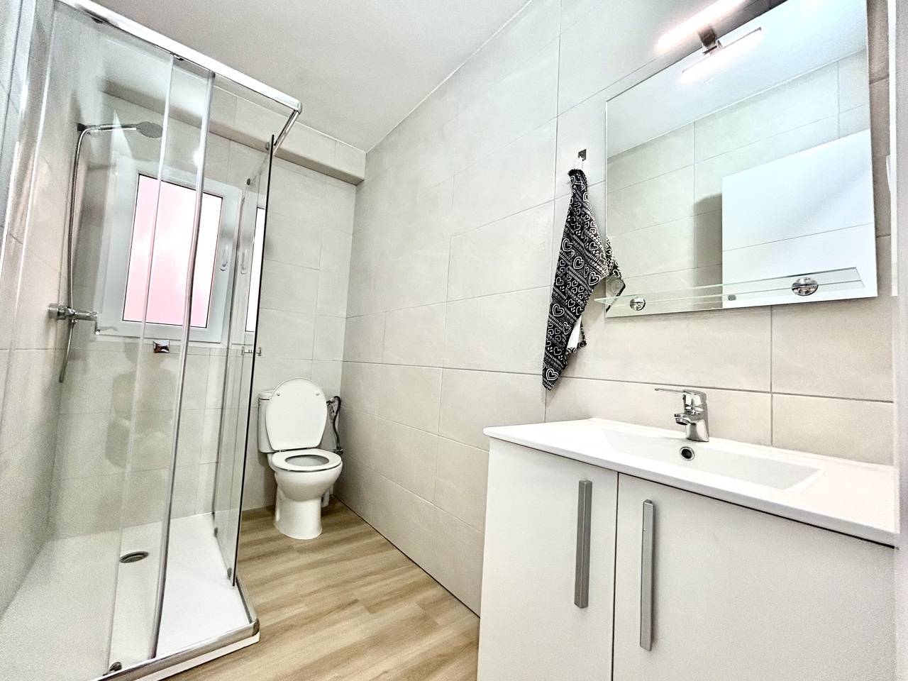 Floor finish in renovated 3-bedroom apartment, Centro, Torrevieja