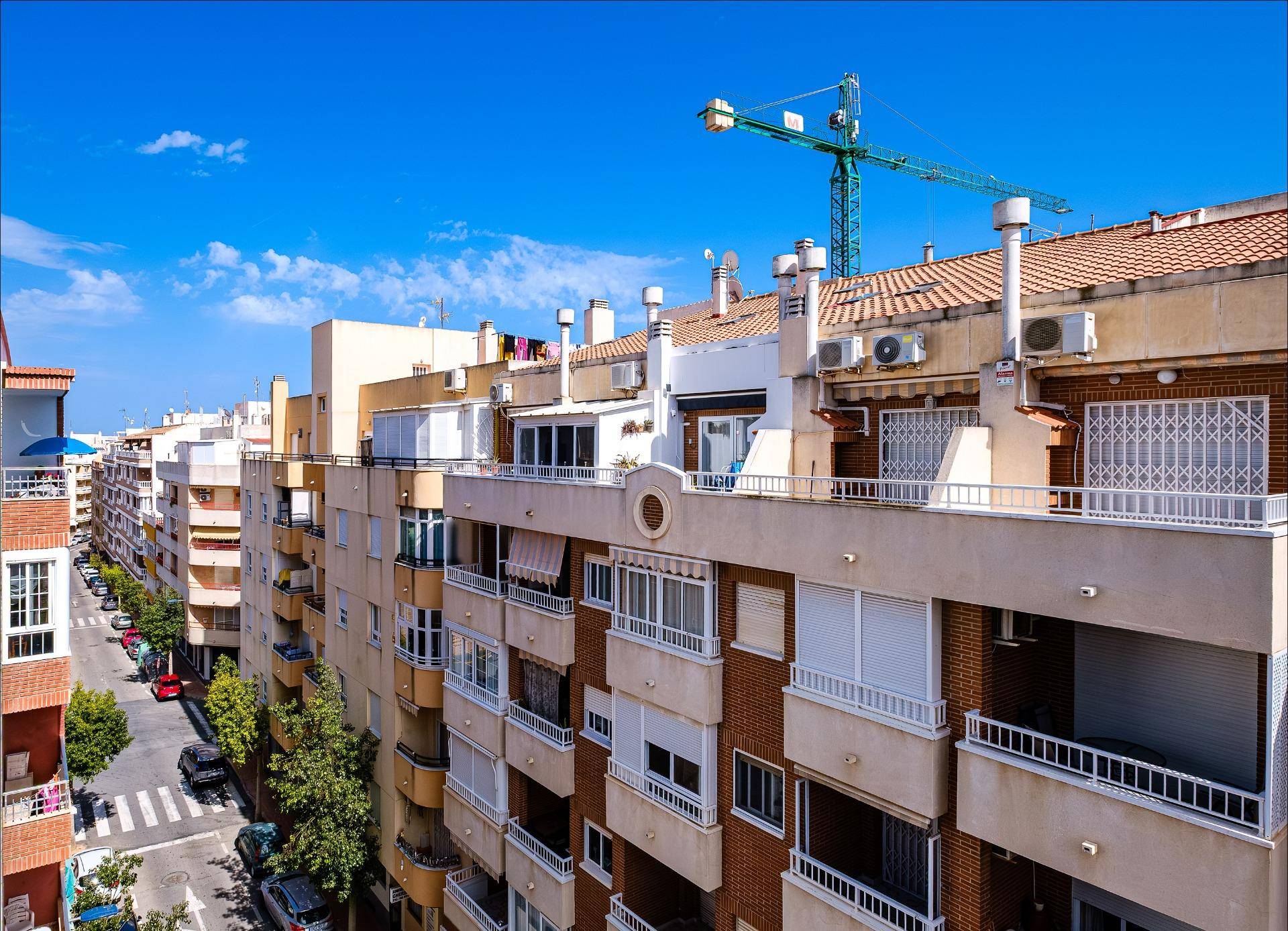 Bathroom fixtures and tiling in 4-bedroom apartment, Estación de Autobuses, Torrevieja