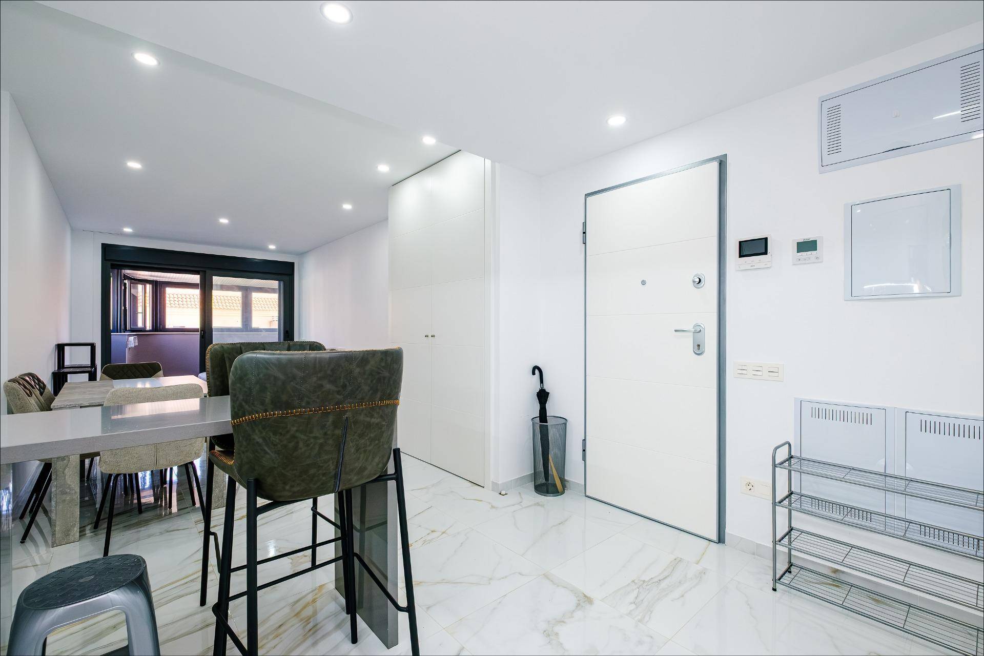 Ceiling and light fitting in living room, 4-bedroom apartment, Torrevieja