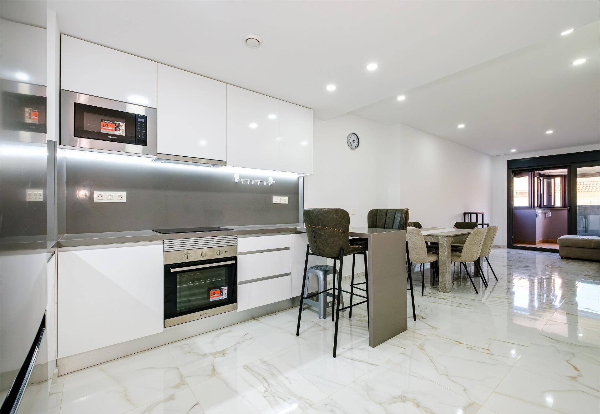 Kitchen and dining connection in 4-bedroom apartment, Estación de Autobuses, Torrevieja