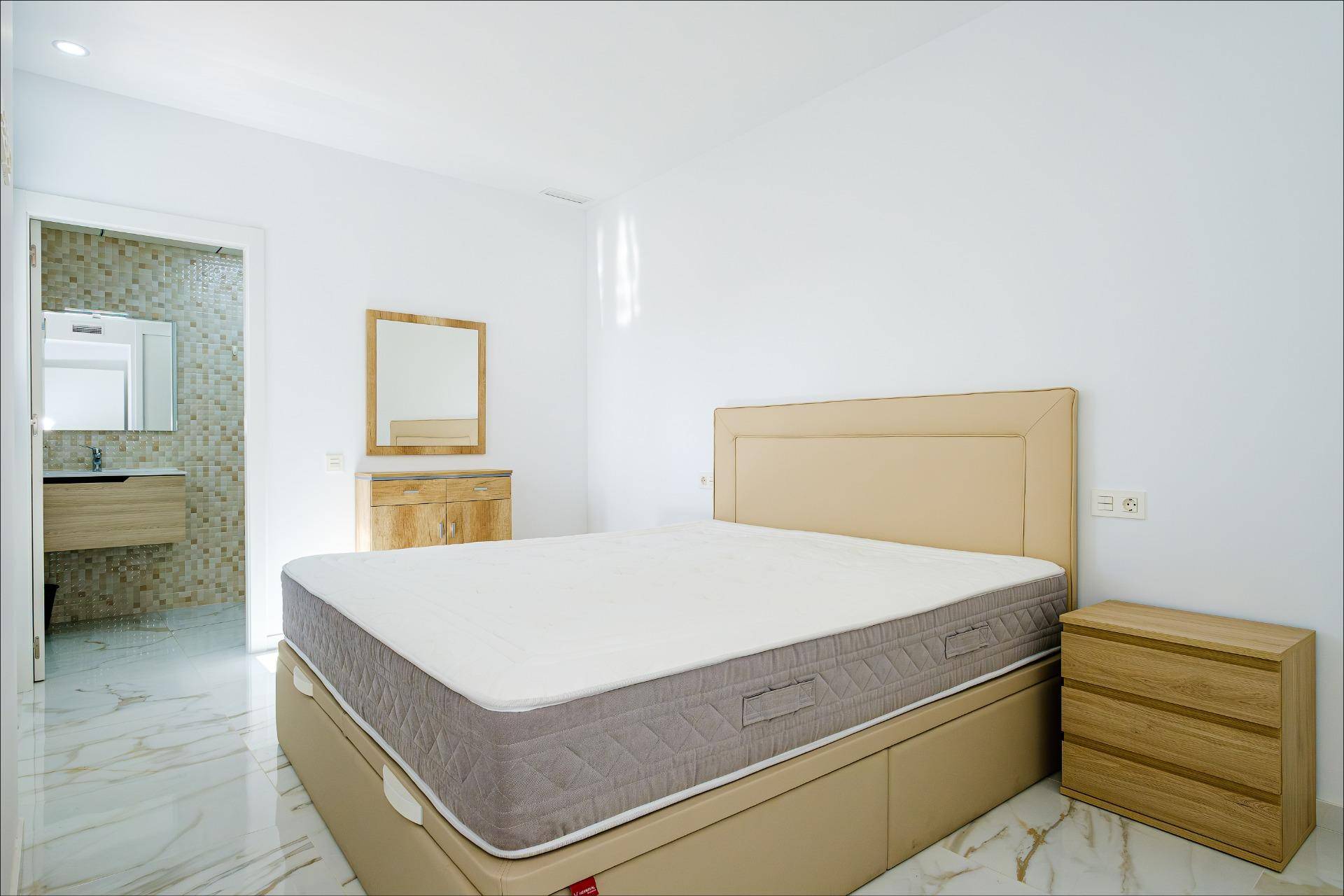 Bedroom with fitted furniture units in 4-bedroom apartment, Torrevieja