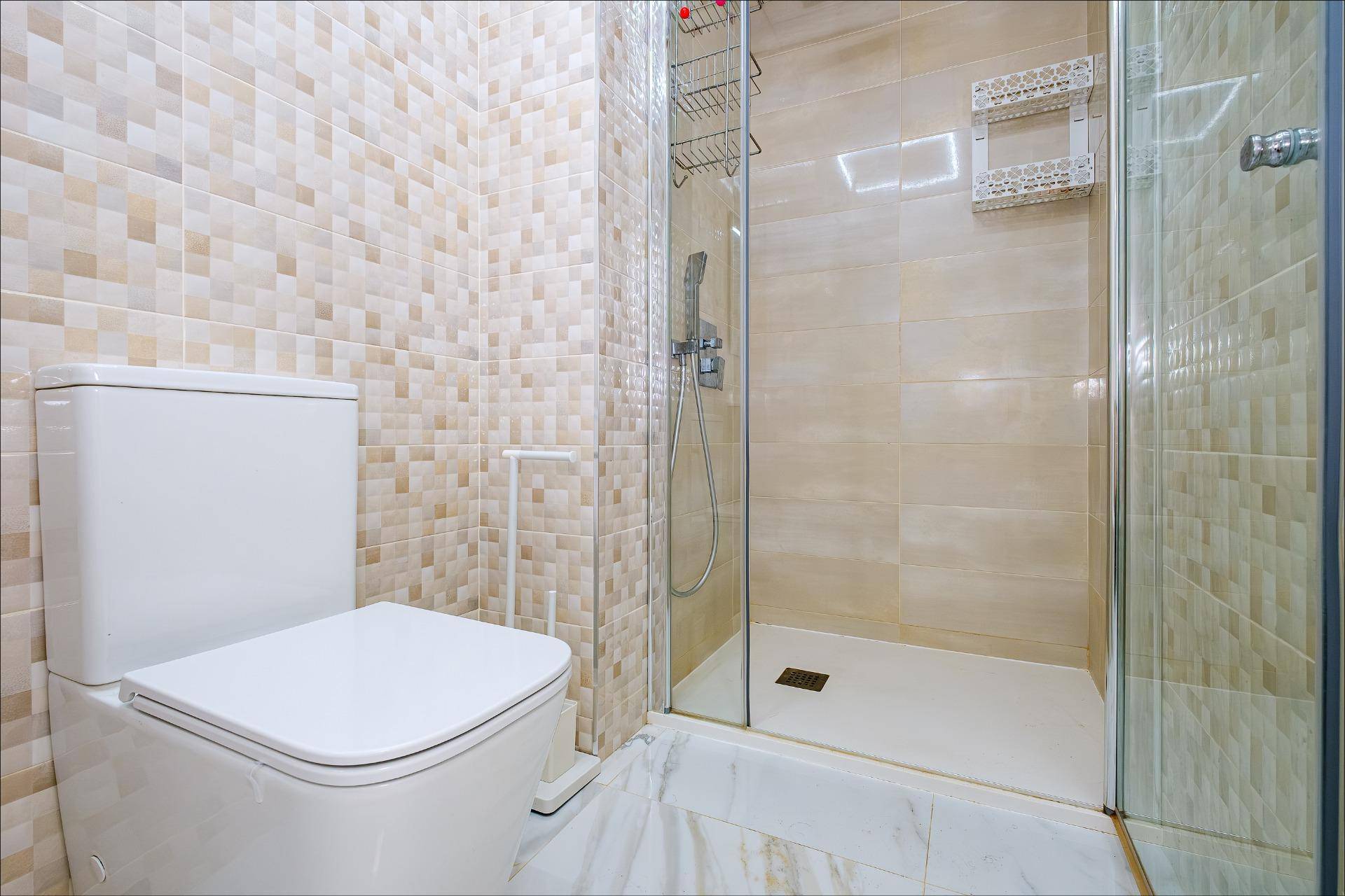 Bathroom vanity unit and mirror in 4-bedroom apartment, Torrevieja