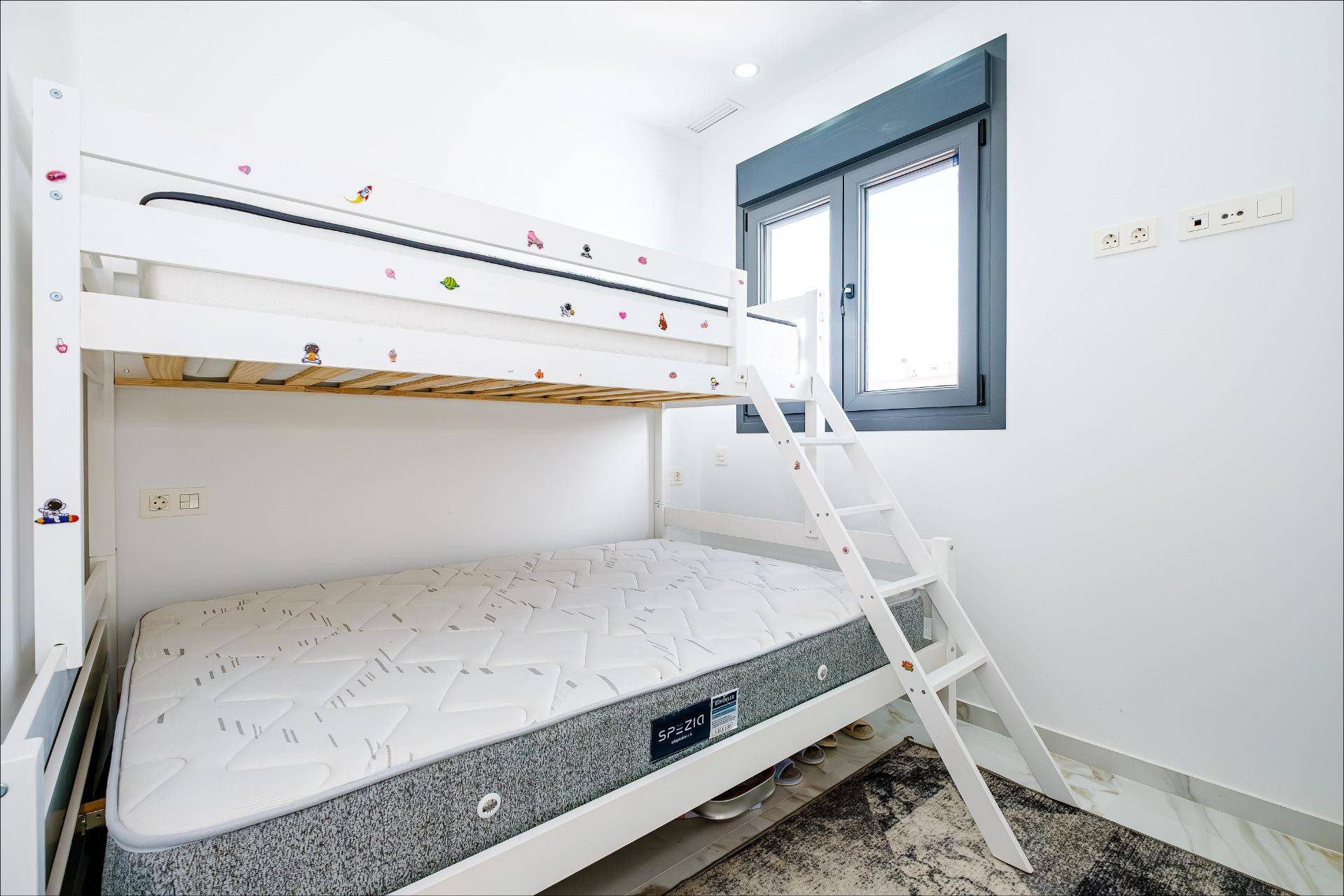 Third bedroom with window in 4-bedroom apartment, Estación de Autobuses, Torrevieja