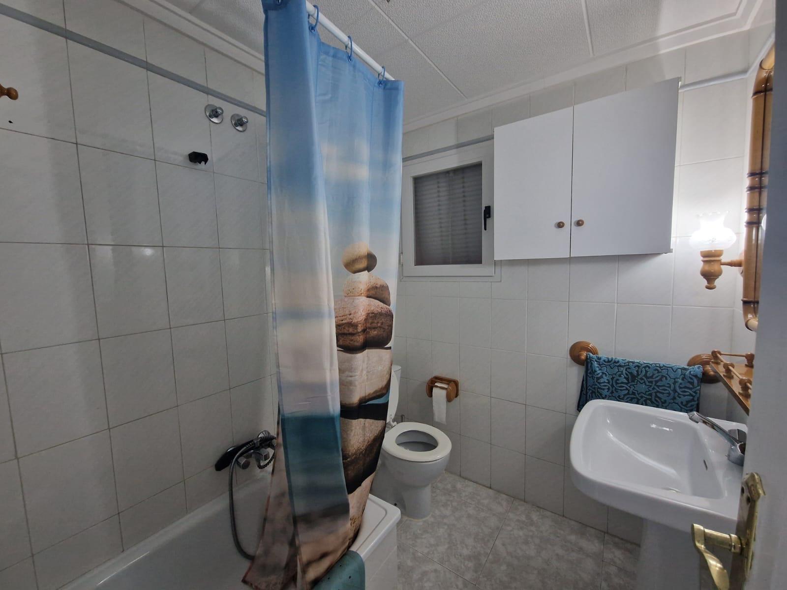 Main bathroom in 3-bedroom apartment, Playa de los Locos, Torrevieja