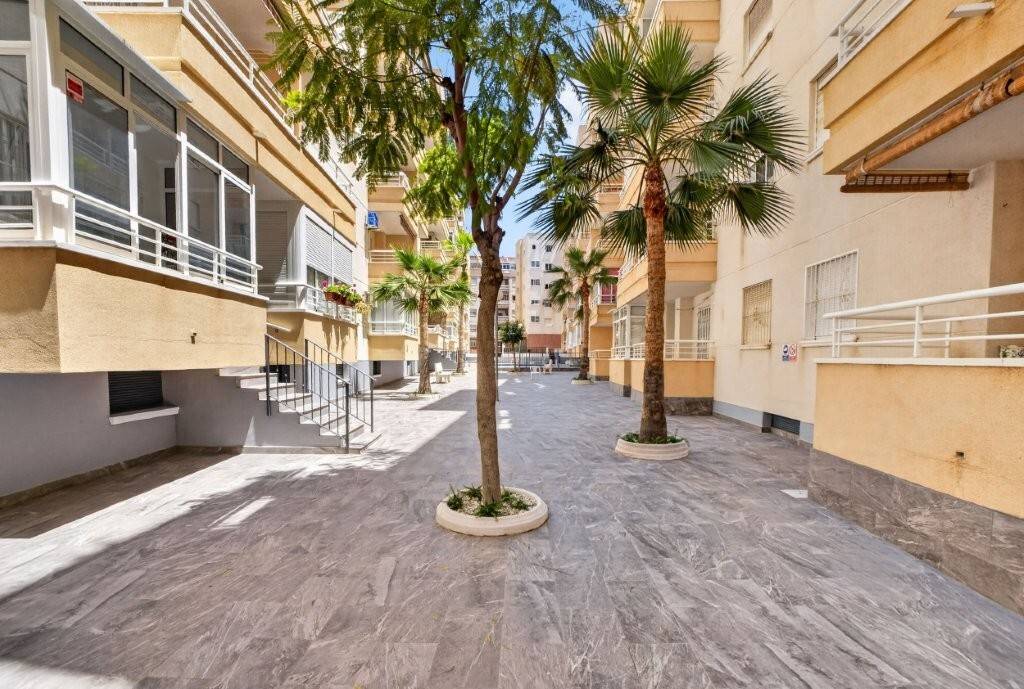 Bedroom with window and natural light in 3-bedroom apartment, Centro, Torrevieja
