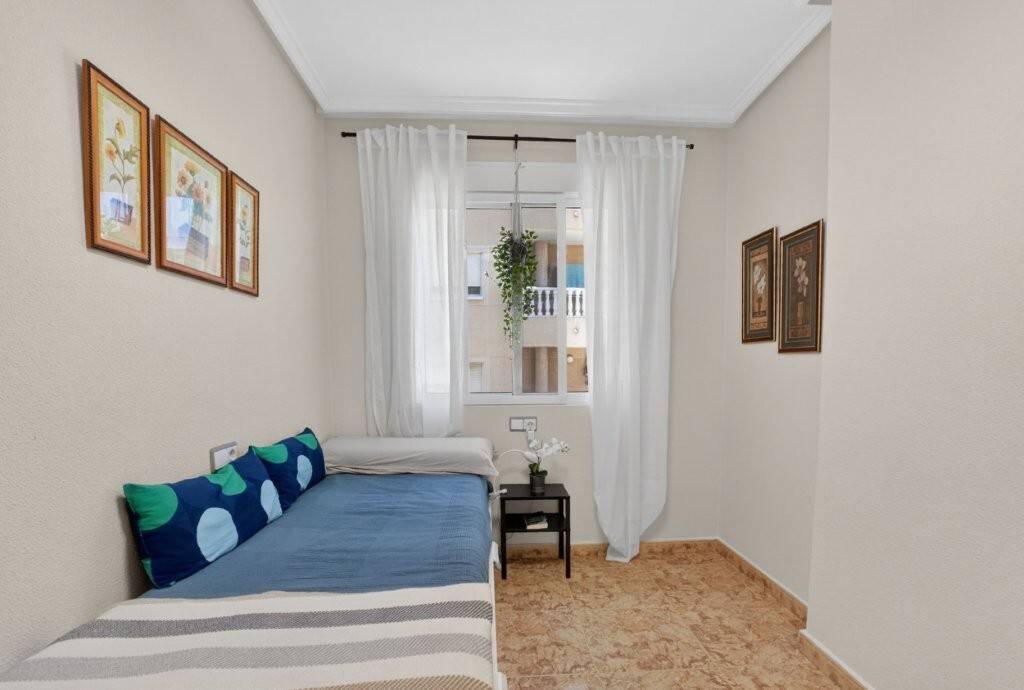 Bathroom with shower enclosure in 3-bedroom apartment, Centro, Torrevieja