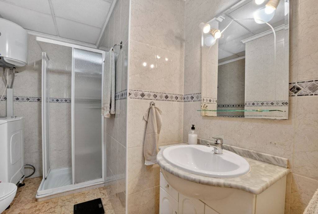 Bathroom with bathtub in 3-bedroom apartment, Centro, Torrevieja